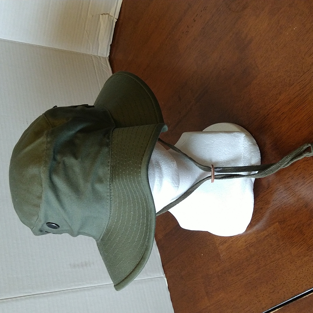 NWOT. Army green bucket hat. Size 7.